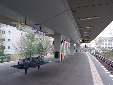 U-Bahnhof Holzhauser Straße